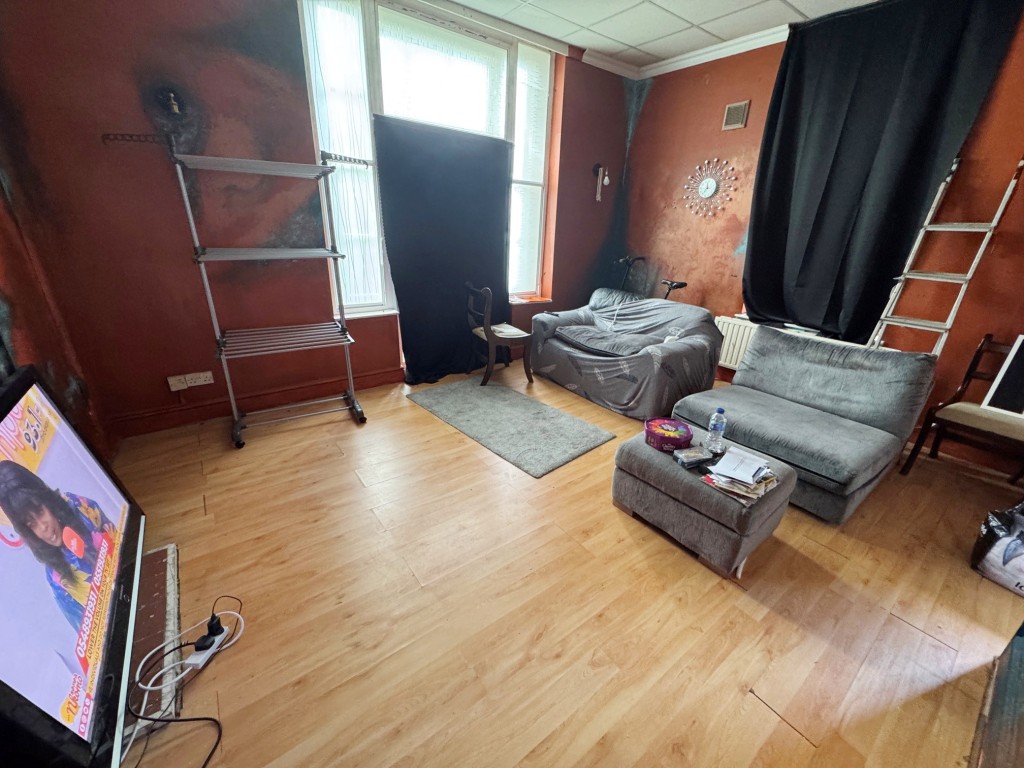 Lot: 132 - PERIOD FREEHOLD BLOCK OF SIX FLATS WITH OFF STREET PARKING - Hay House - Flat 2 - living room
